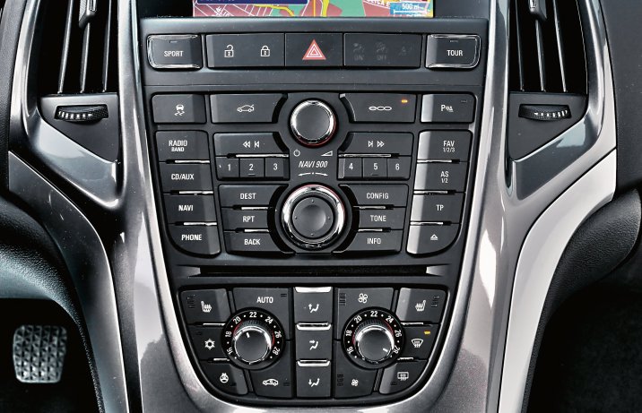 Opel Astra sedan 1.7 CDTI Executive – konsola środkowa