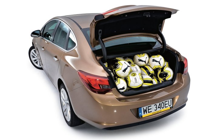 Opel Astra sedan 1.7 CDTI Executive – tył z otwartymbagażnikiem