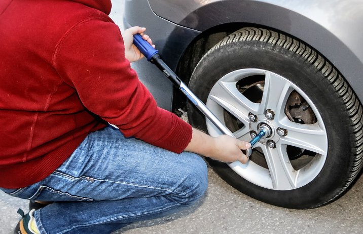 Klucz dynamometryczny dokręcanie centralnej nakrętki piasty kół