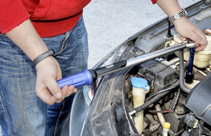 Klucz dynamometryczny dokręcanie poduszek silnika