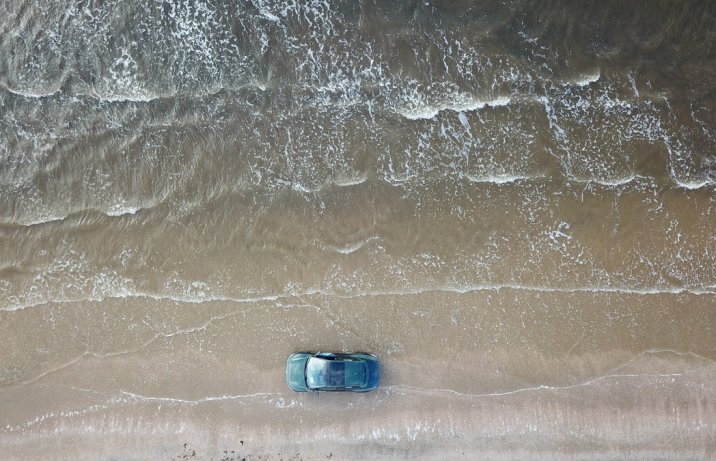 Kią EV6 na Nordkapp – plaża