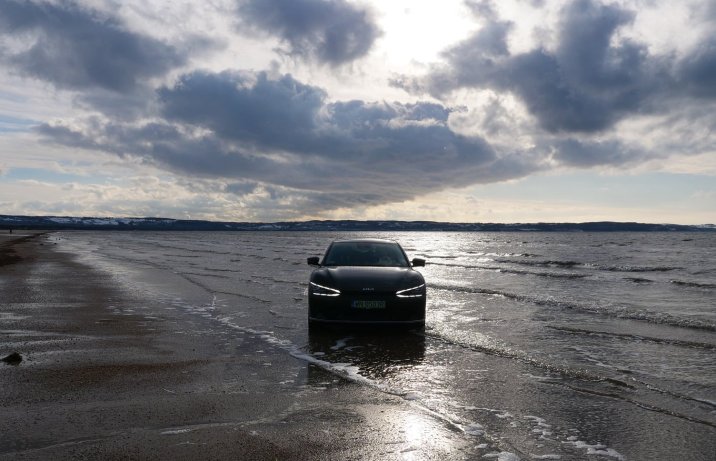 Kią EV6 na Nordkapp – plaża