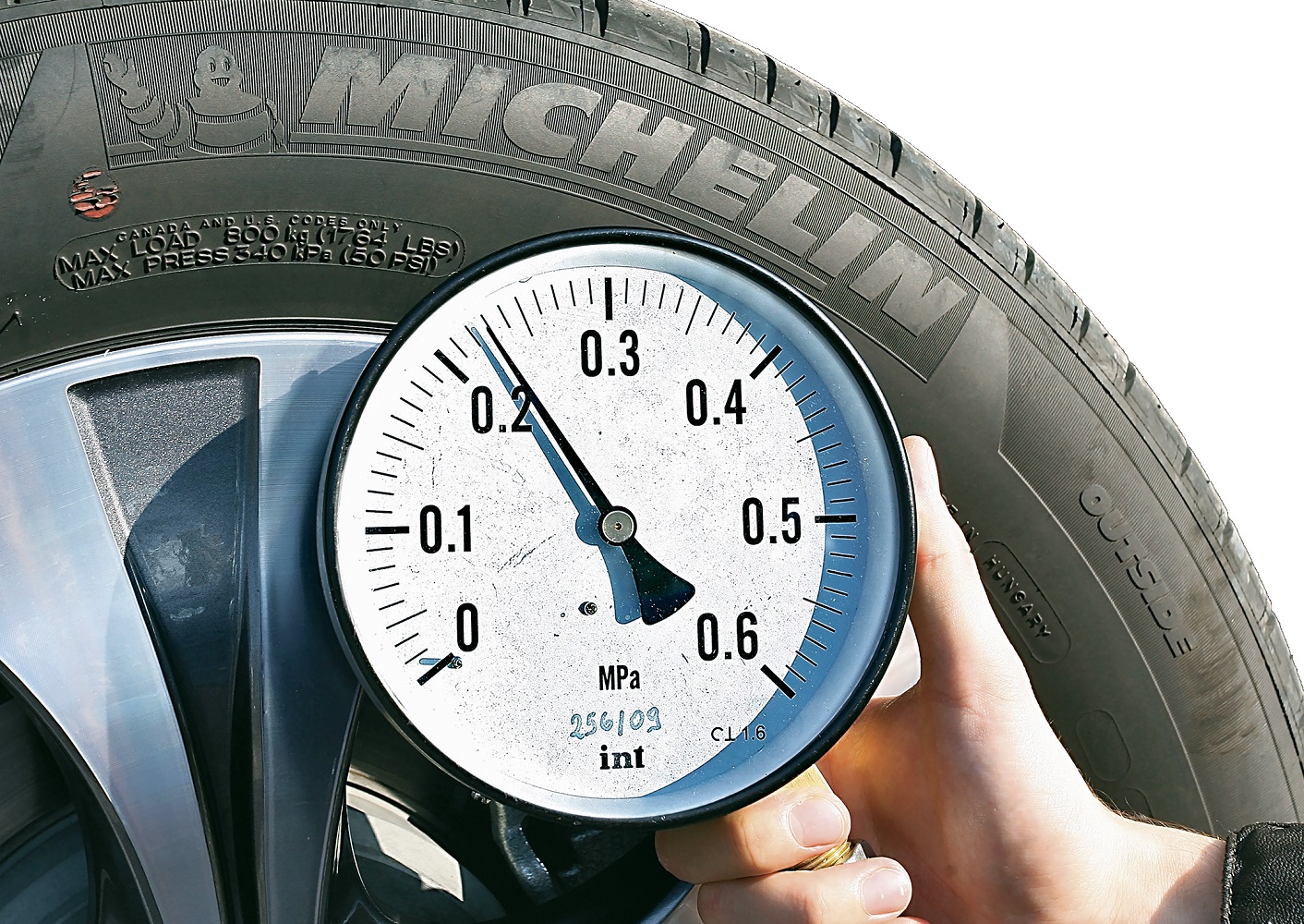 sprawdzanie cisnienia w kolach