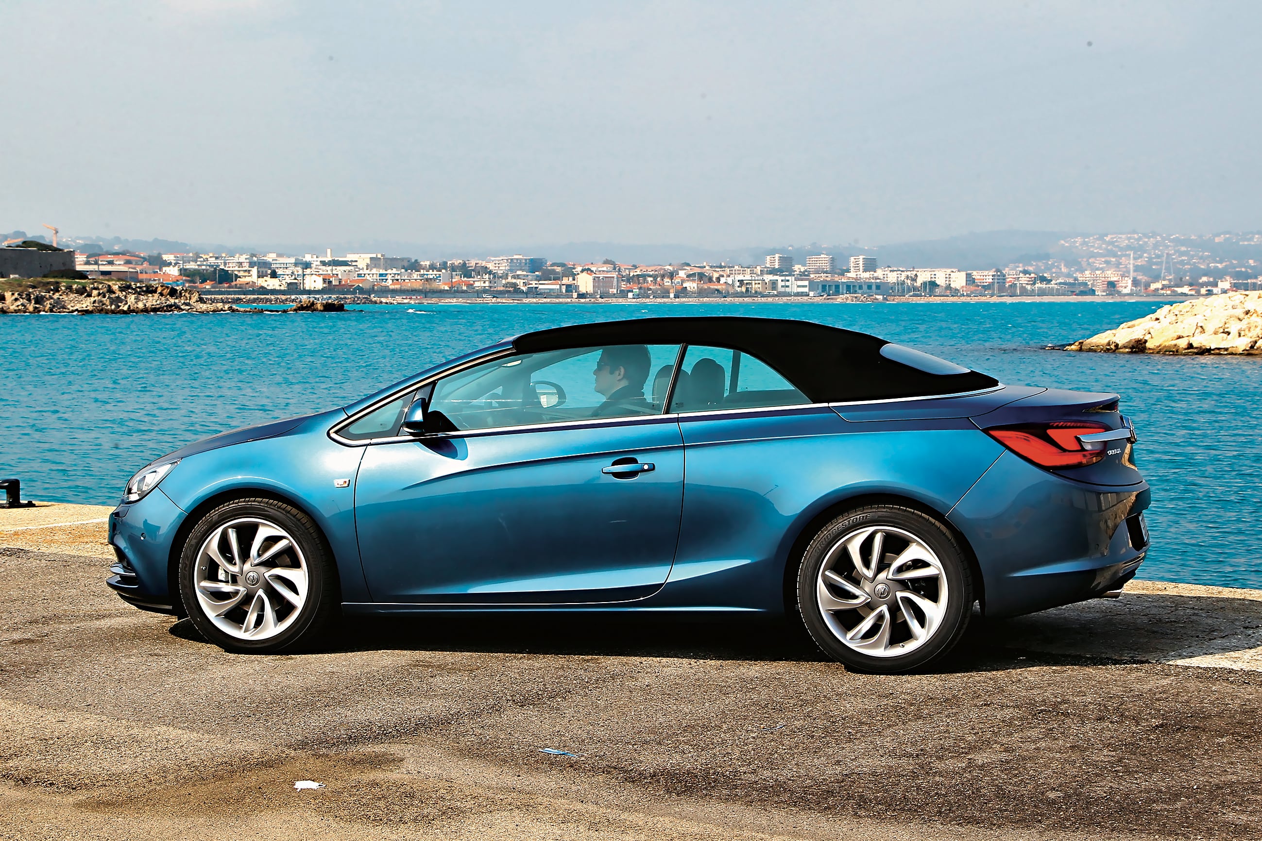 Opel Cascada bok z zamkniętym dachem