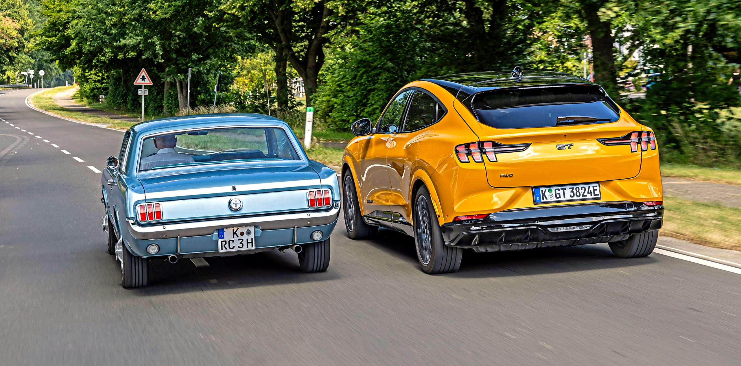 Ford-Mustang-Hard-Top-Coupe-i-Ford-Mustang-Mach-E-GT-tyly