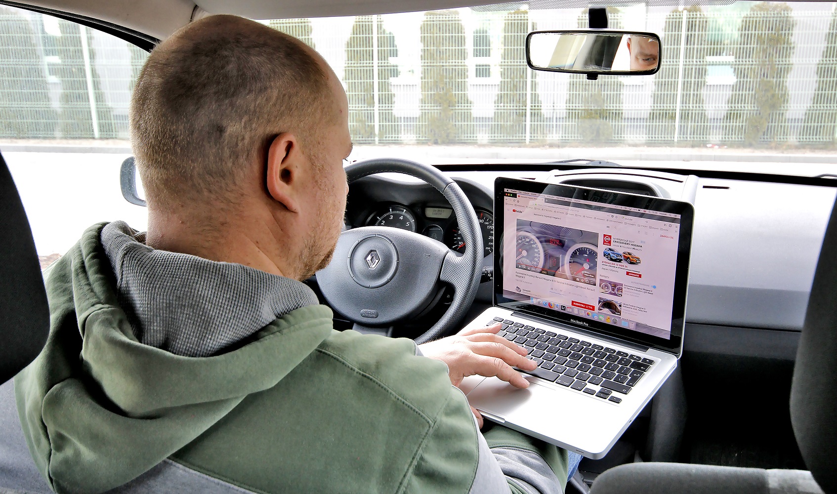 sprawdzanie napraw w internecie