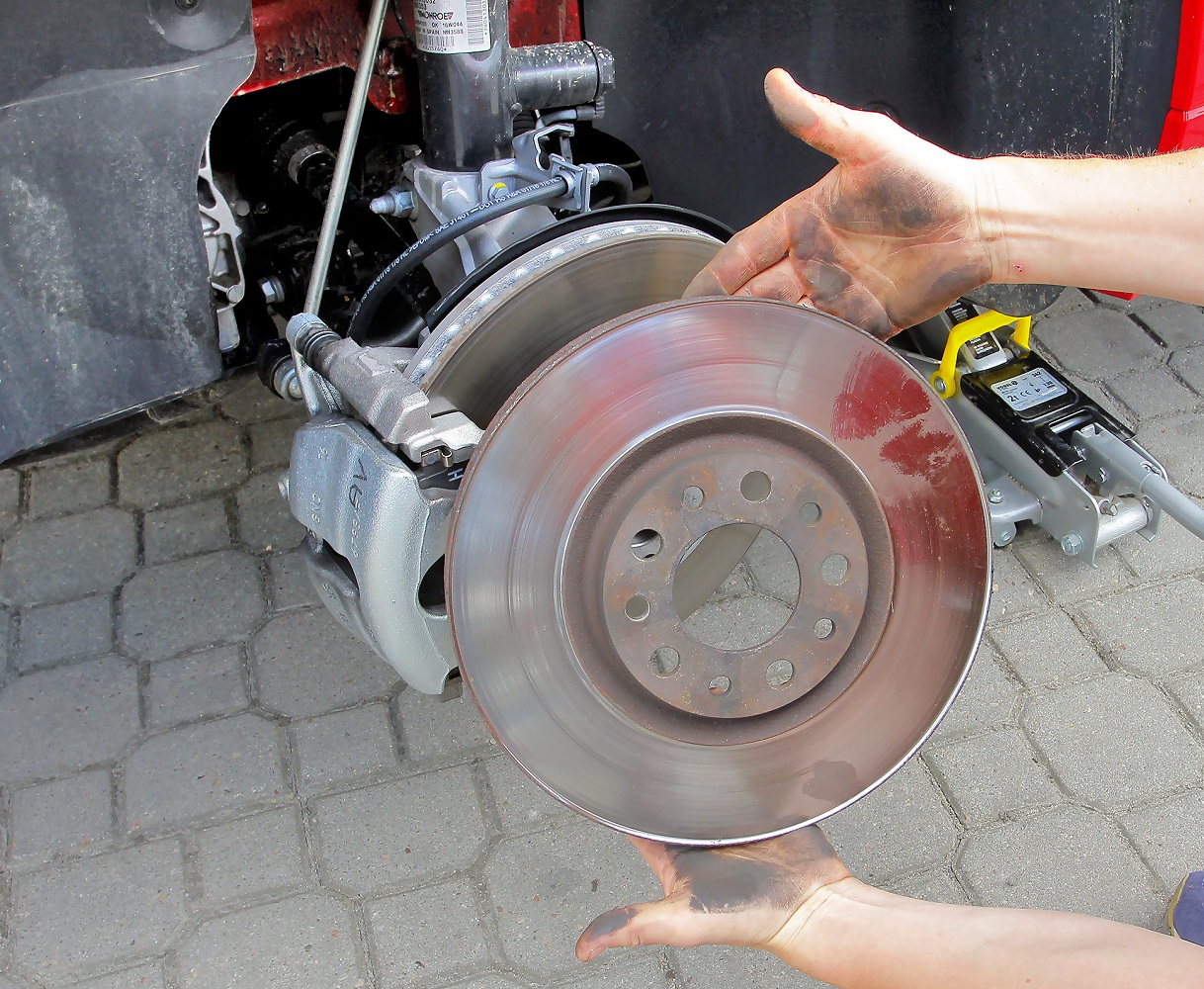 test niewidzialnej rekawiczki zabrudzenia od hamulcow