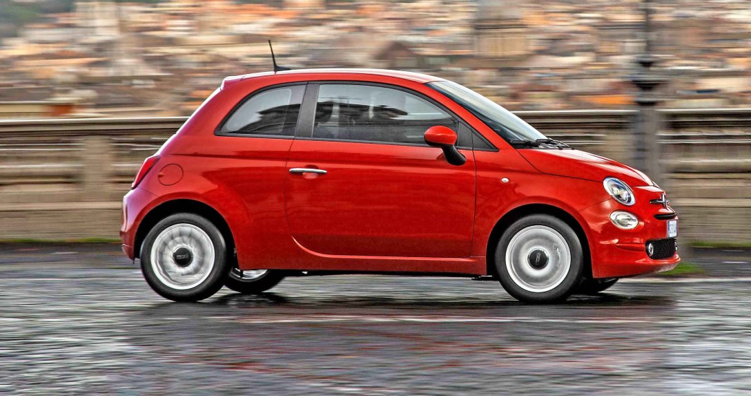 Fiat 500 Hybrid czerwony, bok