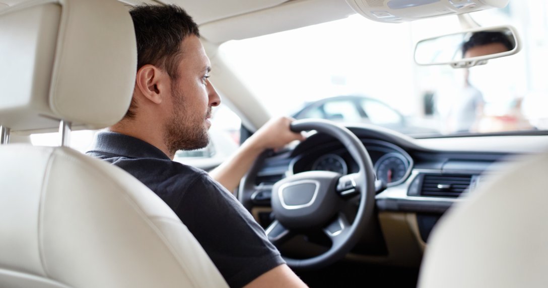 kierowca w samochodzie