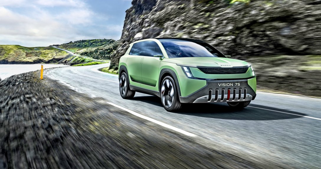 Skoda Vision7S – przód i bok w ruchu