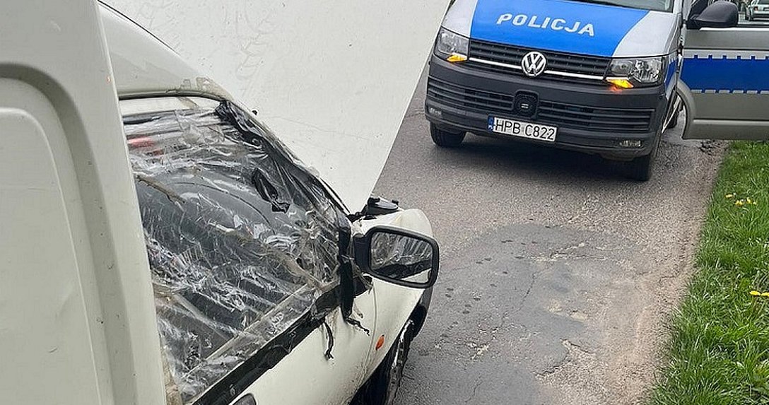 Ford Courier - z otwartą maską, w tle radiowóz policji