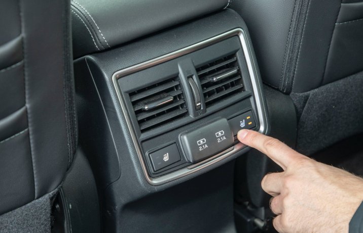 Subaru Forester 2.0i-L e-Boxer – nawiewy, ogrzewanie foteli, gniazda z tyłu