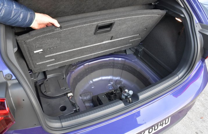 Volkswagen Polo - wnęka pod bagażnikiem