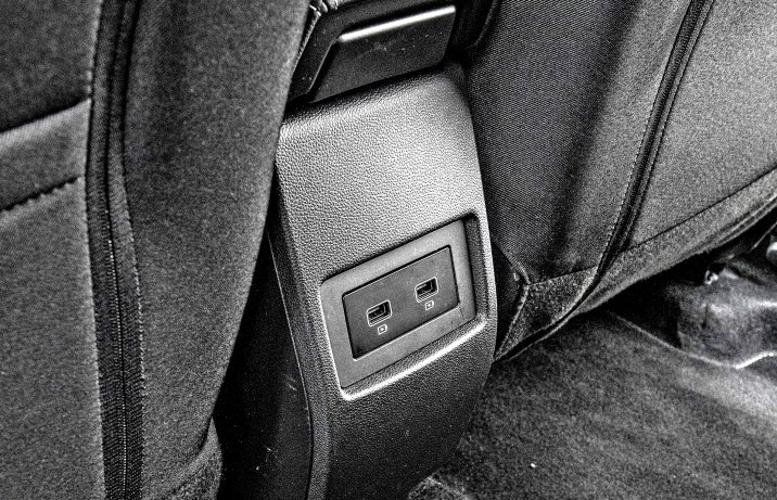 Dacia Duster TCe 150 EDC Journey – porty USB z tyłu