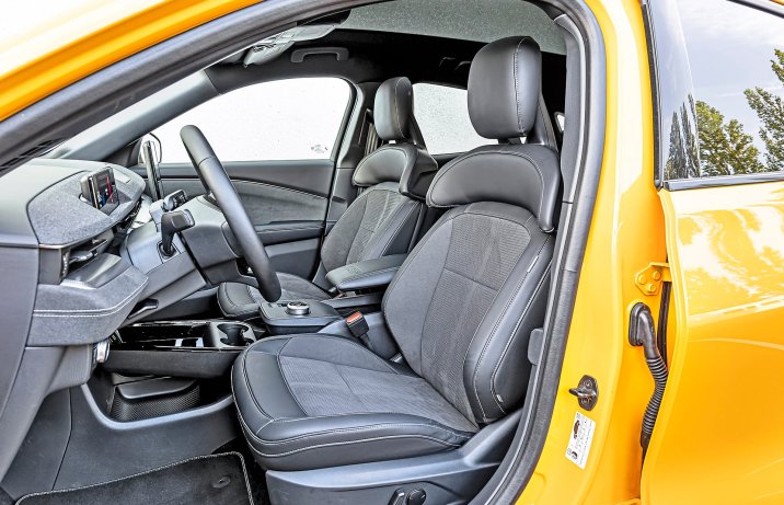 Ford Mustang Mach-E GT – wnętrze, fotele