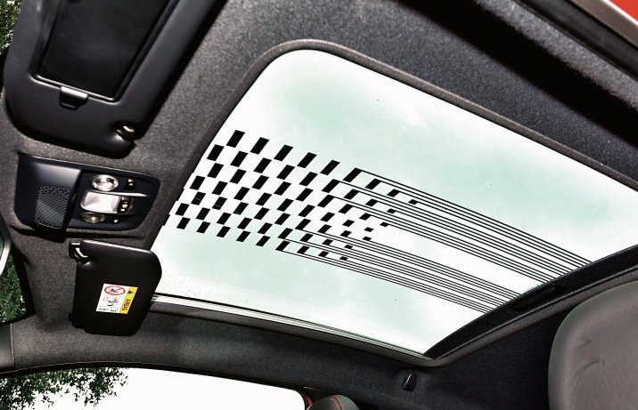 Peugeot 208 GTi – wnętrze, okno dachowe