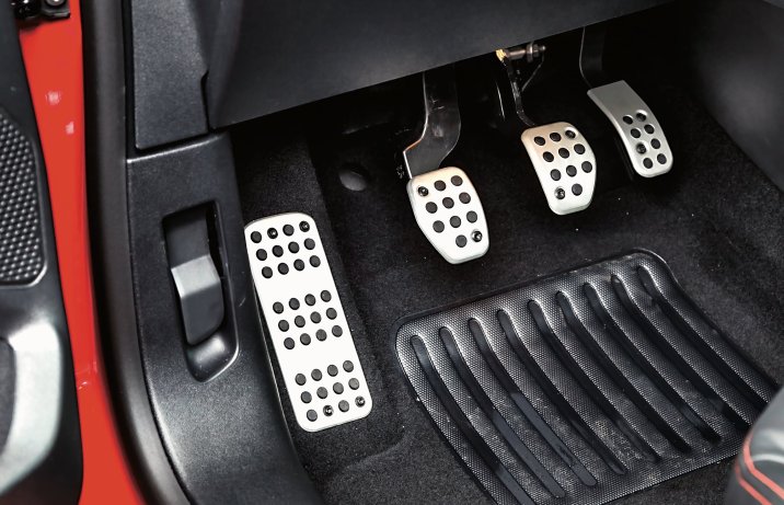 Peugeot 208 GTi – wnętrze, pedały