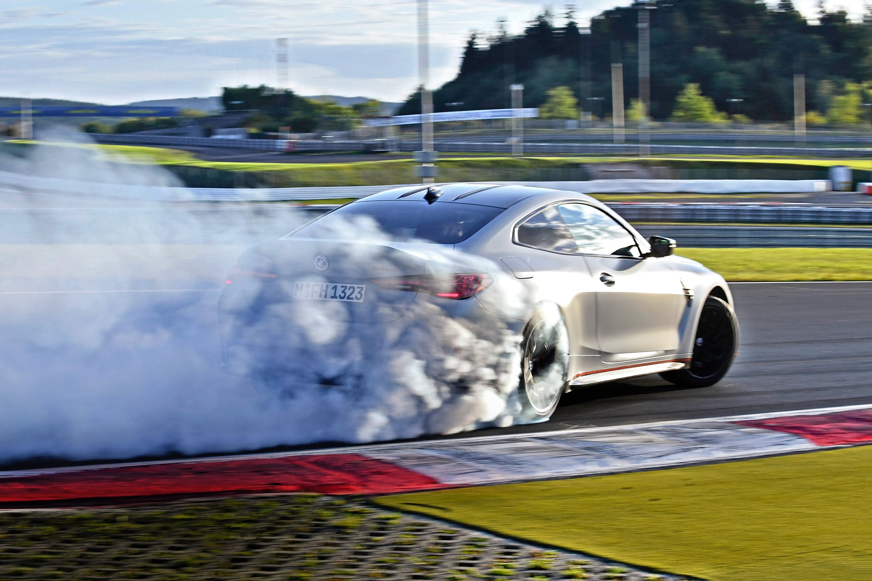 BMW-M4-CSL-tyl-na-torze