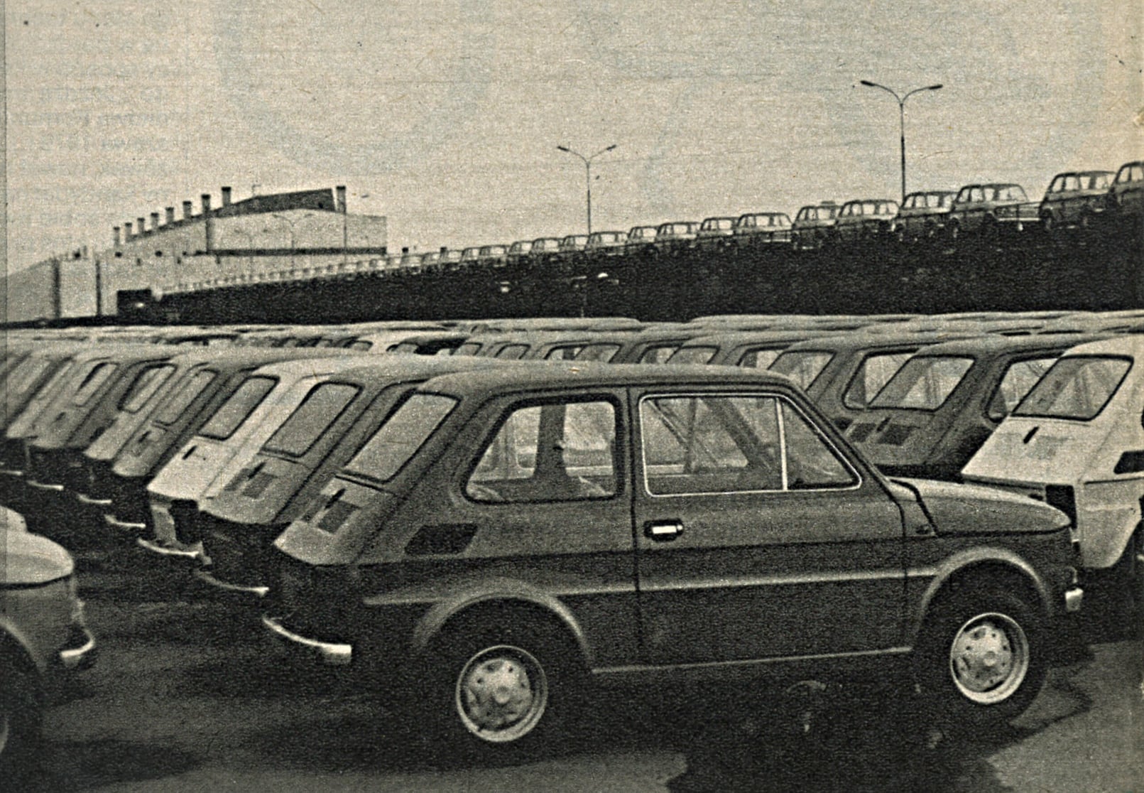 fiaty 126p na placu fabryki fsm