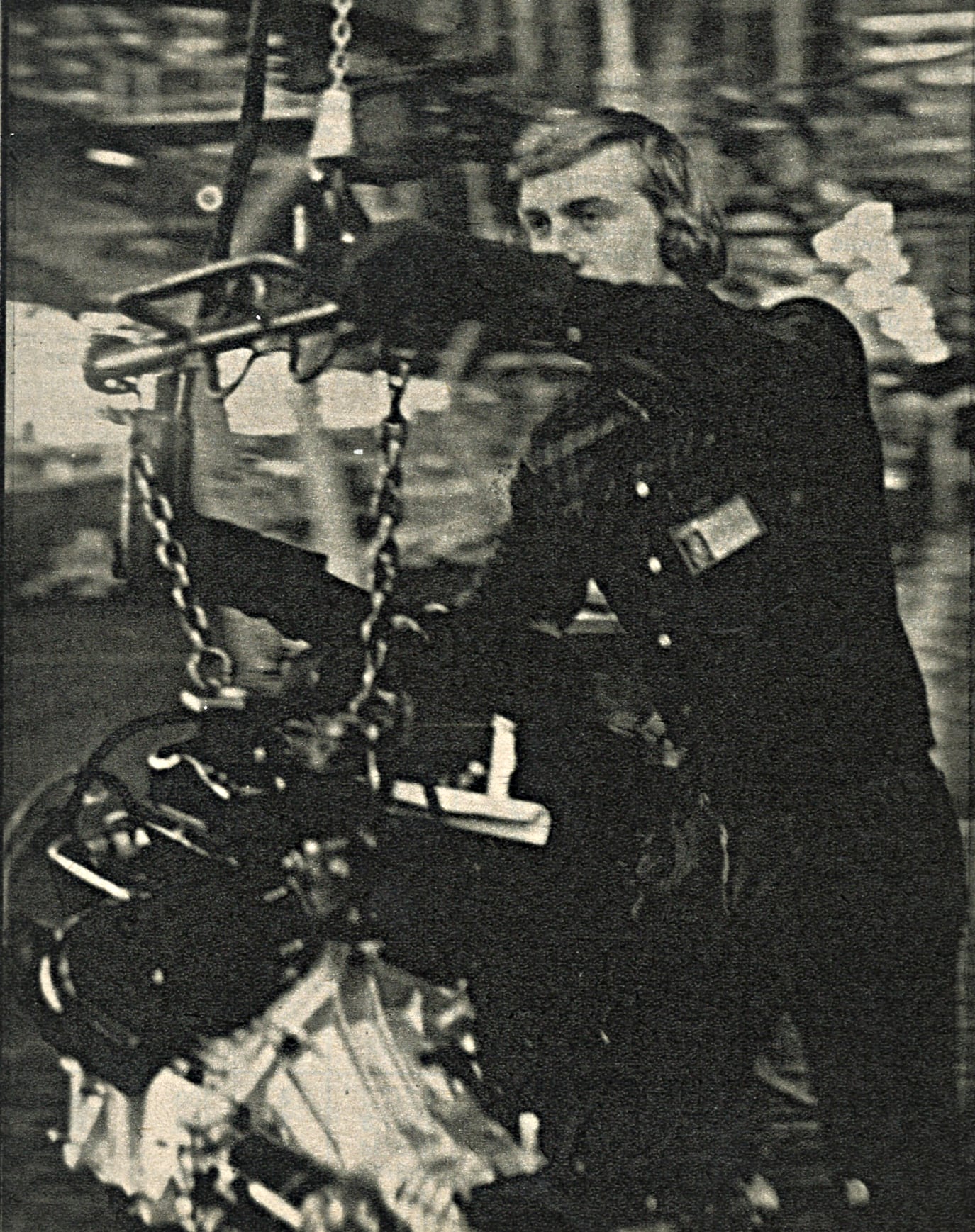 FSM mężczyzna montujący silnik w fabryce samochodów