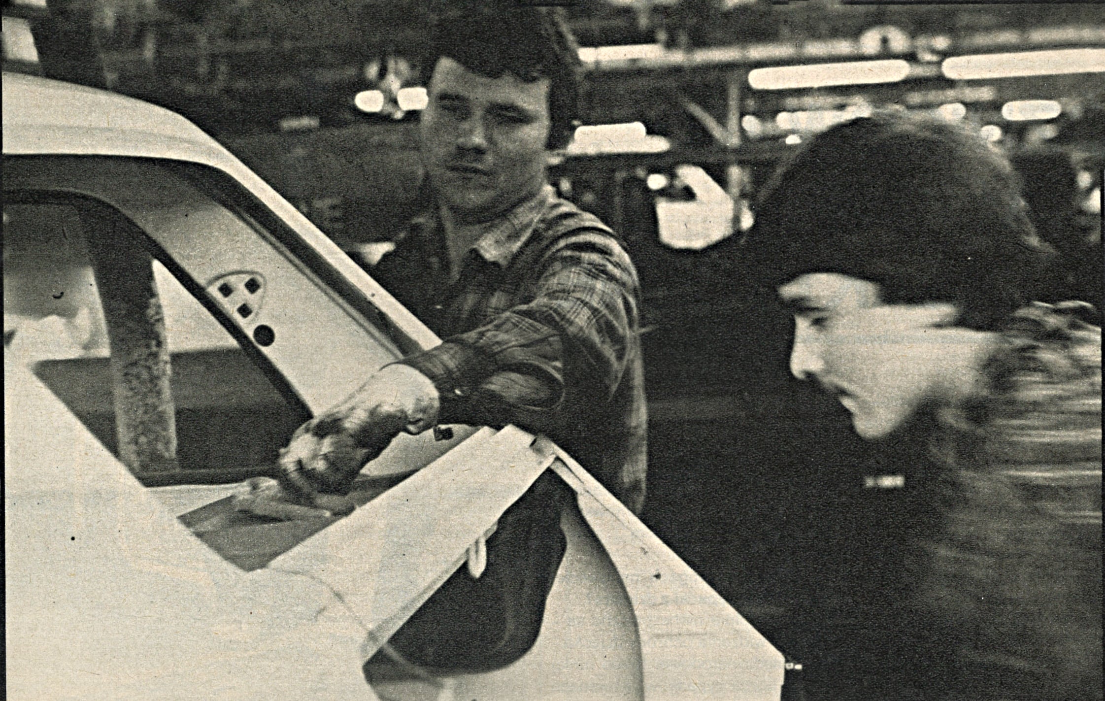 FSM mężczyzni przy linii produkcyjnej fiata 126p w fabryce