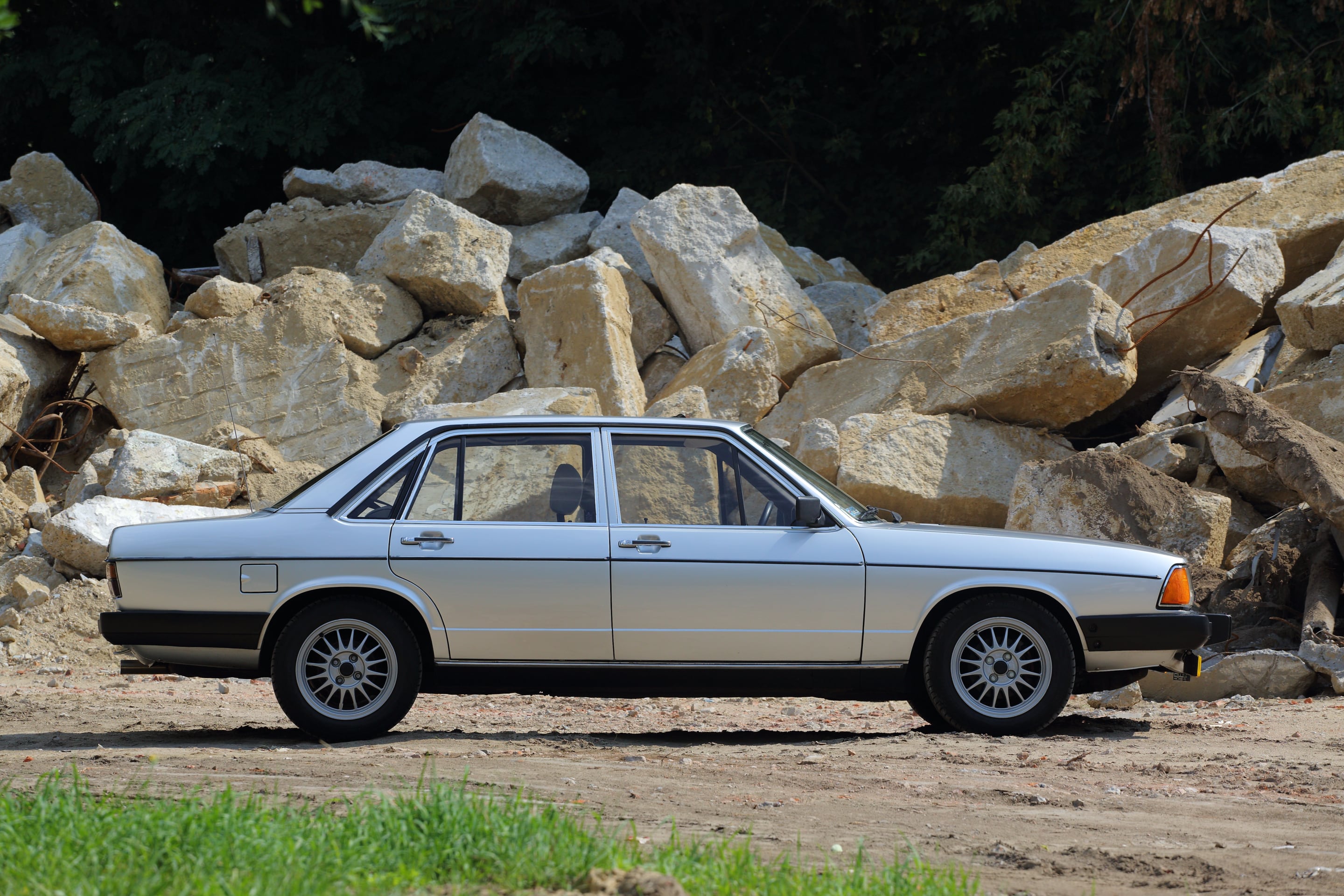 Audi 100 C2 bok na tle skał