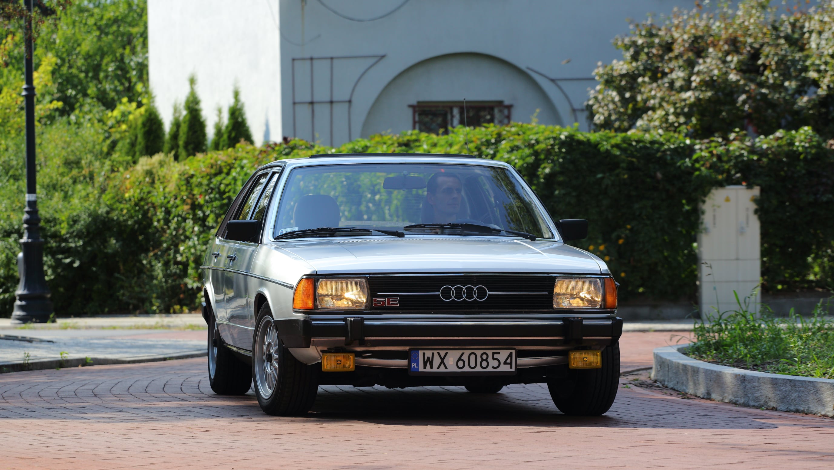 Audi 100 C2 przód w mieście