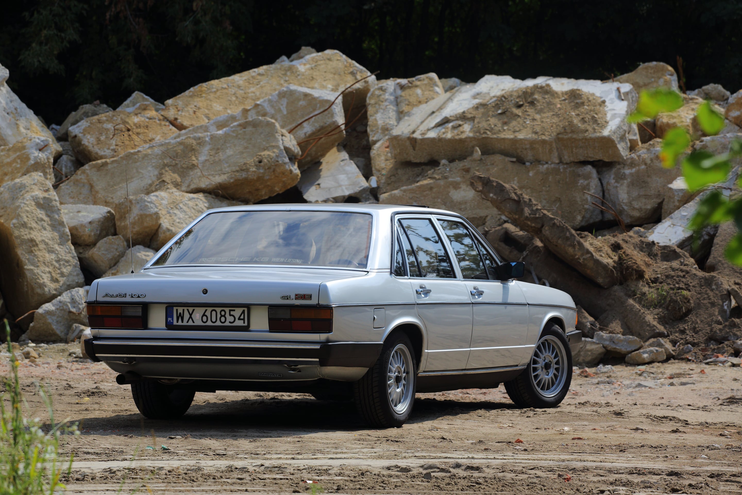Audi 100 C2 tył-na tle skał