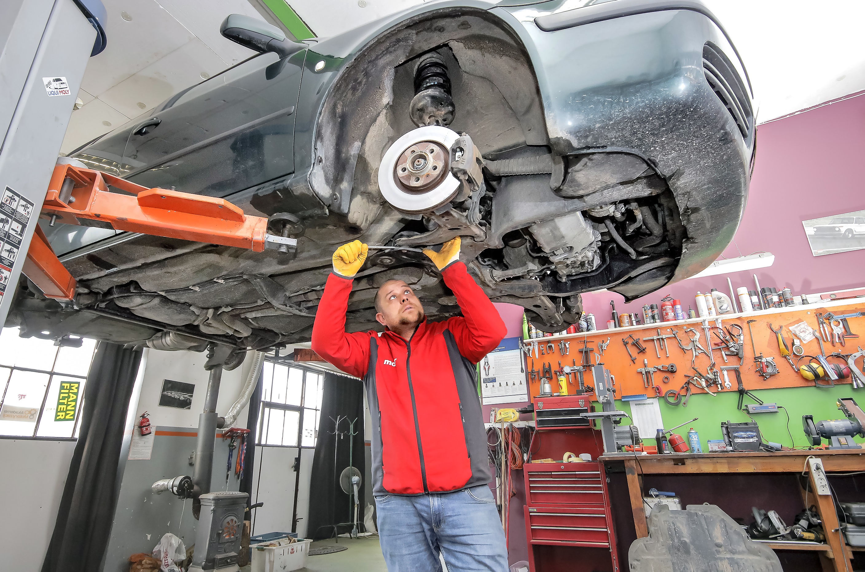 obsluga auta podniesione auto