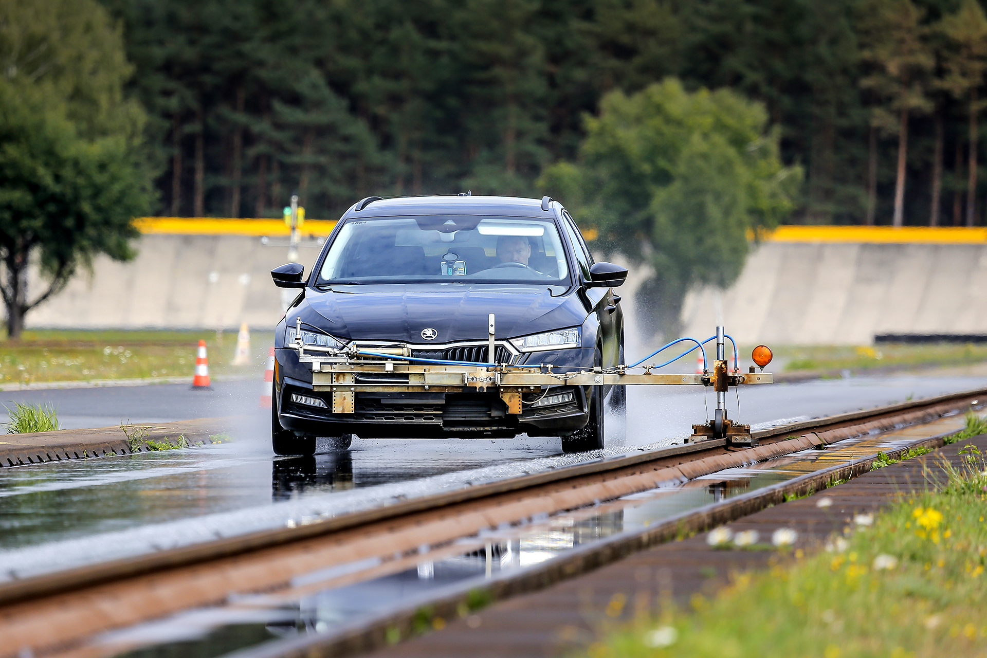 test opon premium_hamowanie na mokrym