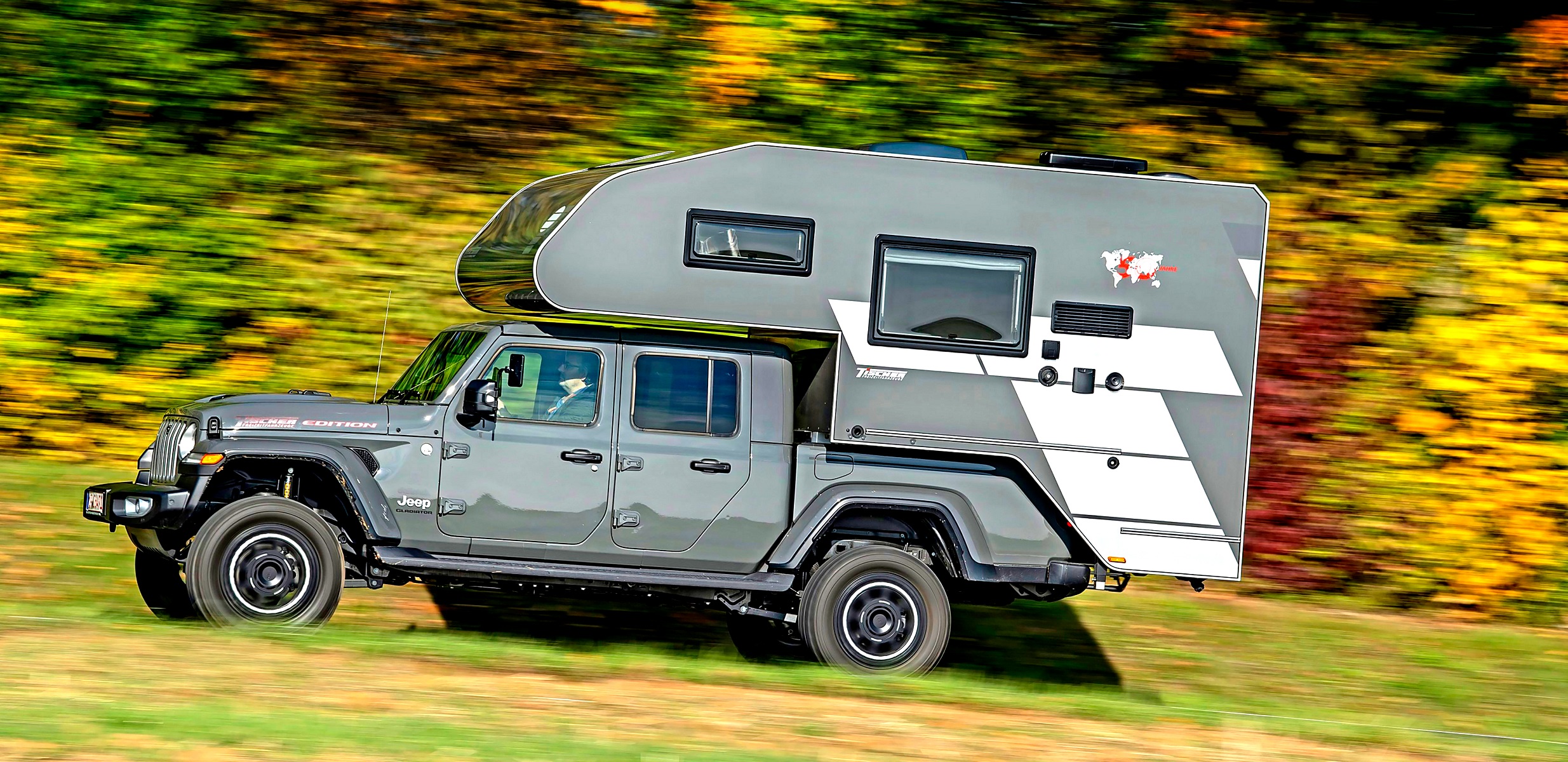 Jeep Gladiator zabudowa Tischer_jadacy bokiem