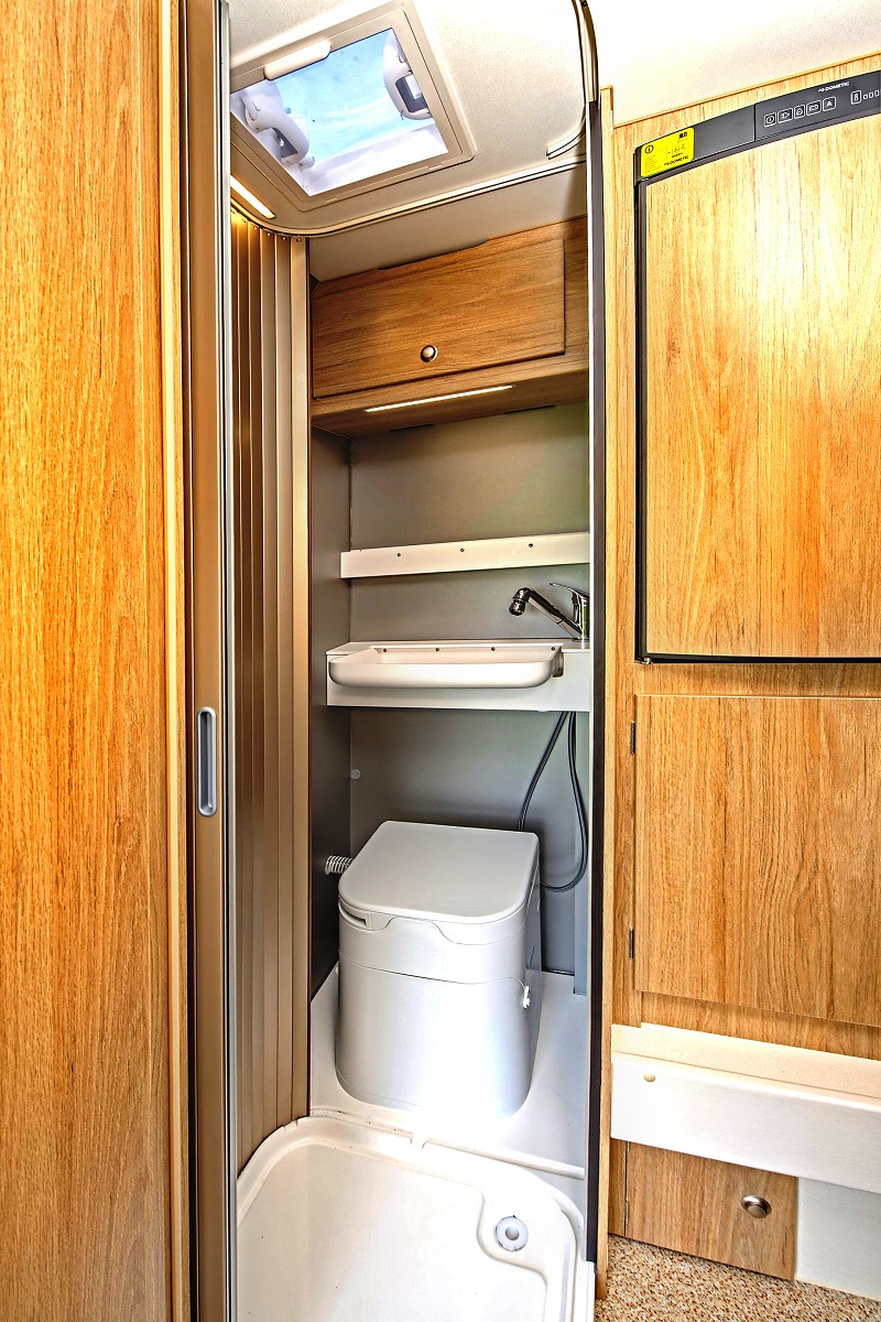 Jeep Gladiator zabudowa Tischer_lazienka