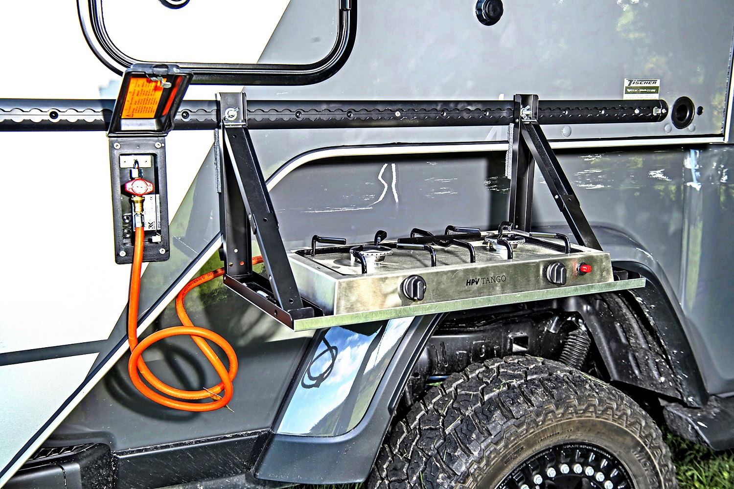 Jeep Gladiator zabudowa Tischer_zewnetrzna kuchenka