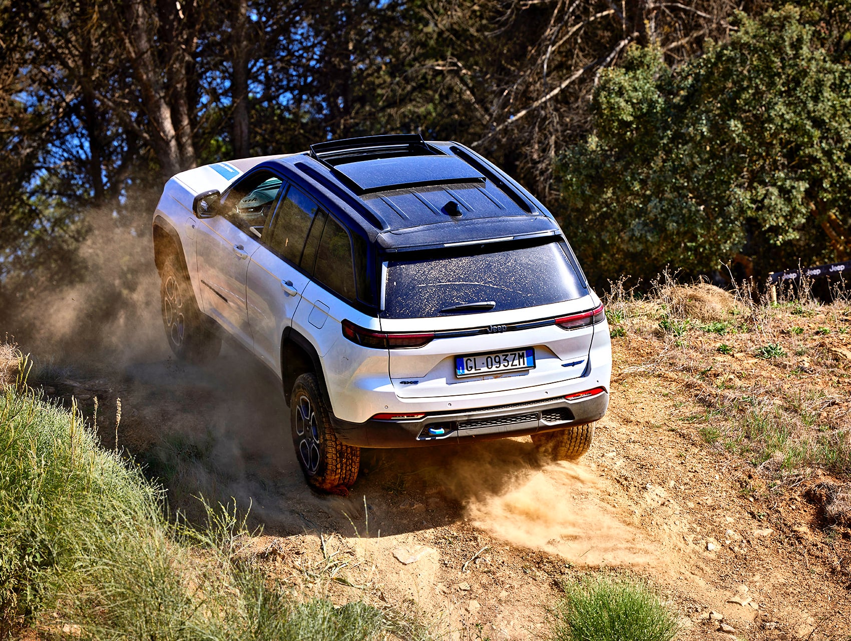 Jeep Grand Cherokee 4xe tył podjazd w terenie