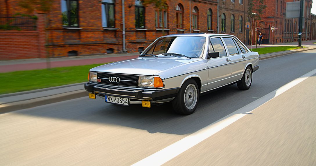 Audi 100 (C2) – przód w ruchu w mieście