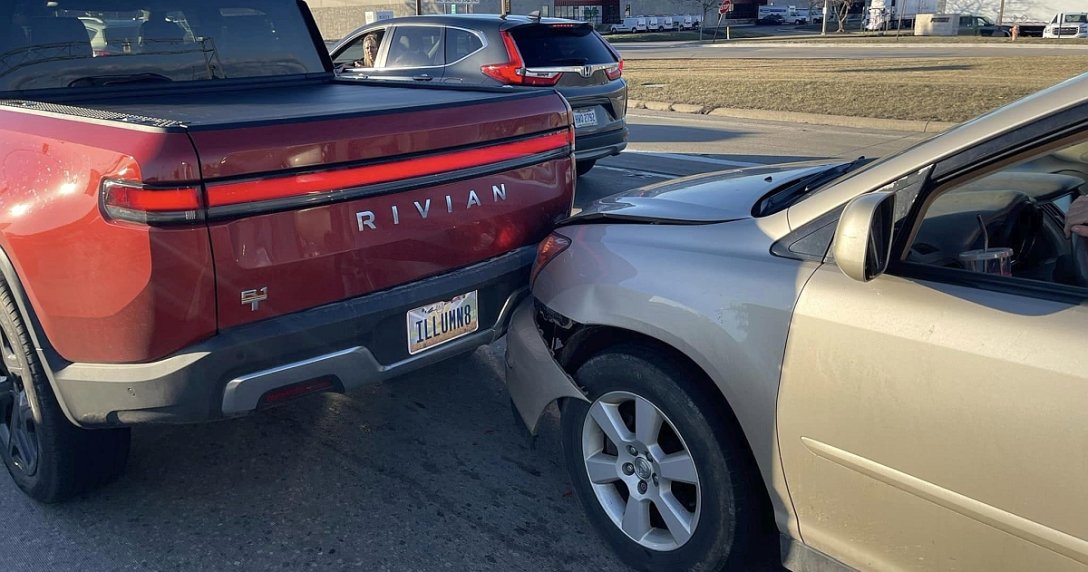 Rivian R1T - kolizja