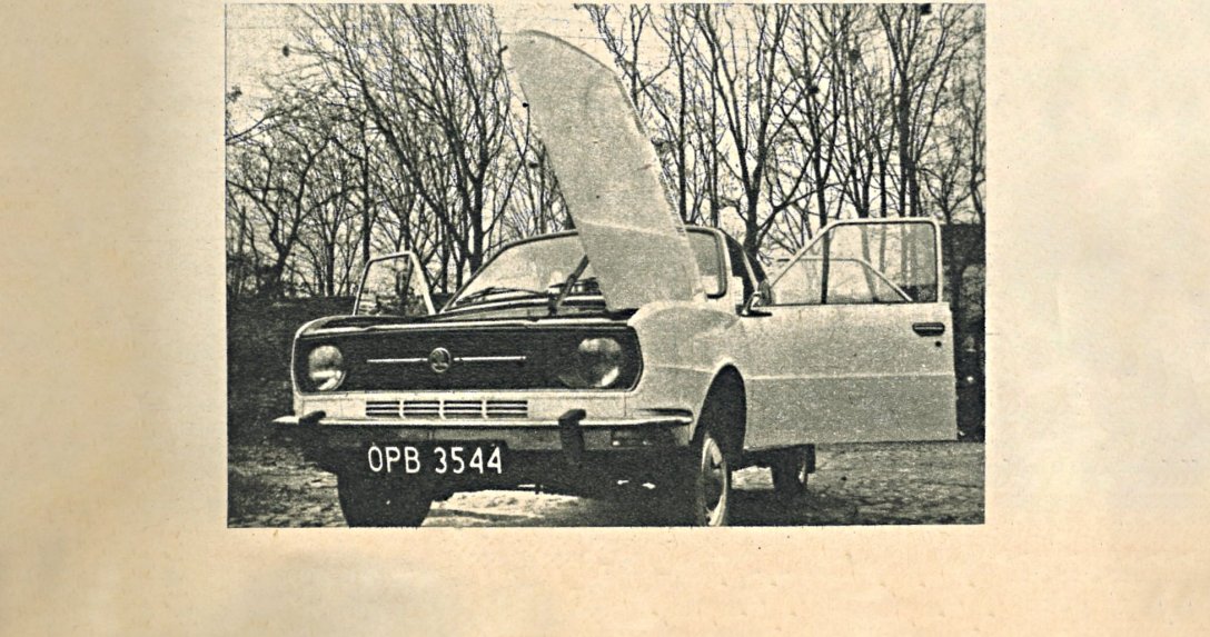 Skoda 105 L z otwartymi drzwiami maską