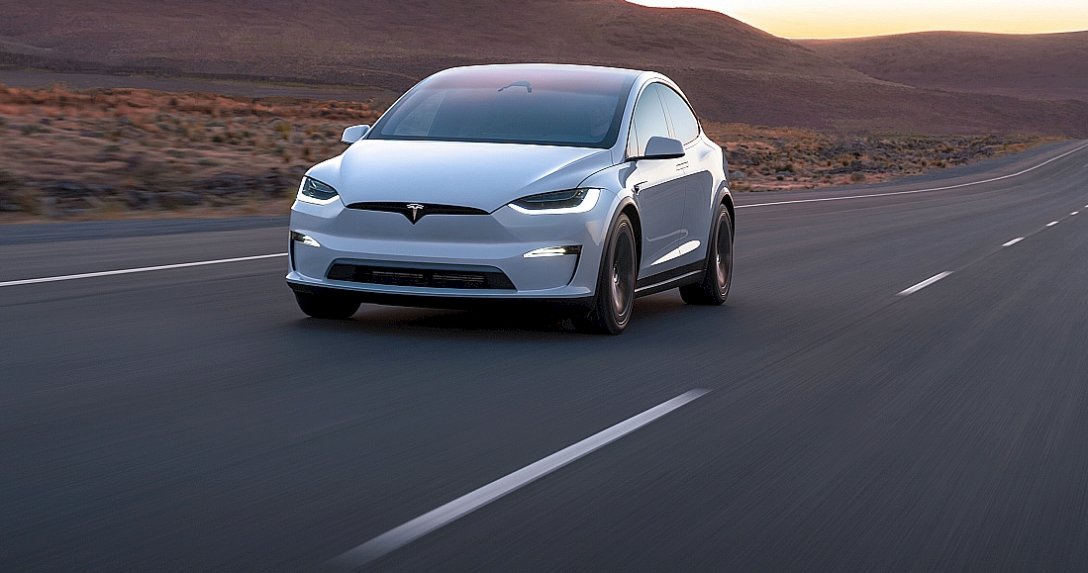 Tesla Model X – przód w ruchu
