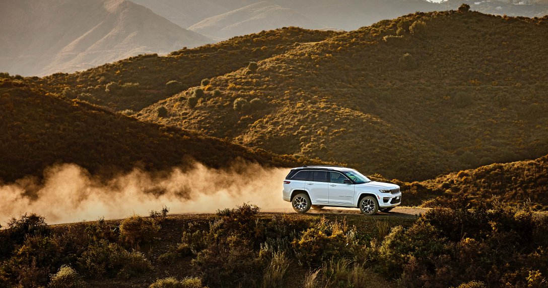 Jeep Grand Cherokee 4xe –bok w górach