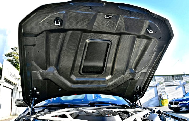 BMW M4 CSL – maska