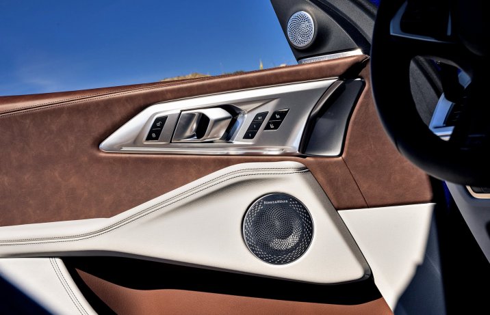 BMW XM – wnętrze, klamka, sterowanie fotelami, głóśnik