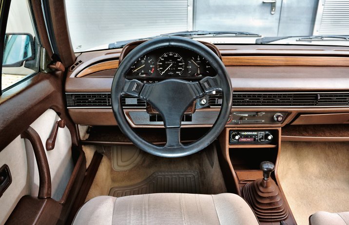 Audi 100 C2 – wnętrze, deska rozdzielcza