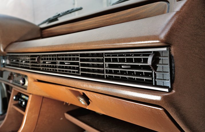 Audi 100 C2 – wnętrze, nawiewy