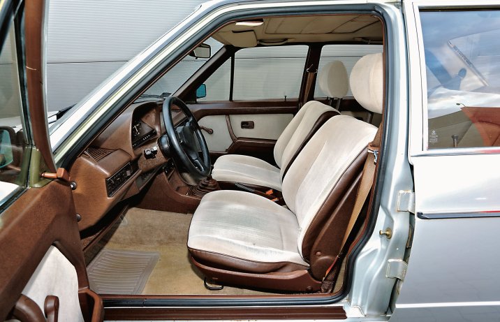 Audi 100 C2 – wnętrze, fotele