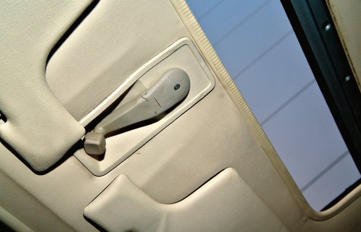 Audi 100 C2 – wnętrze, okno dachowe, korbka