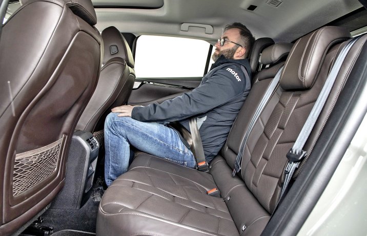 DS 4 E-Tense 225 – kanapa, fotele tył