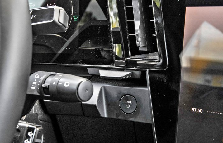 Renault Megane E-Tech EV60 techno  – przycisk power