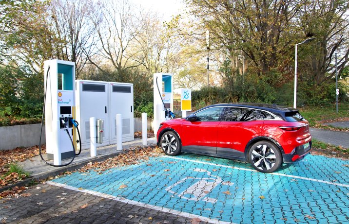 Renault Megane E-Tech EV60 techno – przy ładowarce