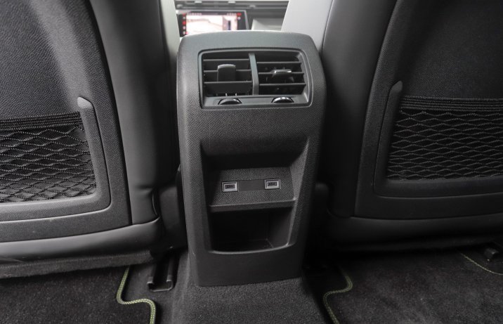 Peugeot 408 - tył konsoli