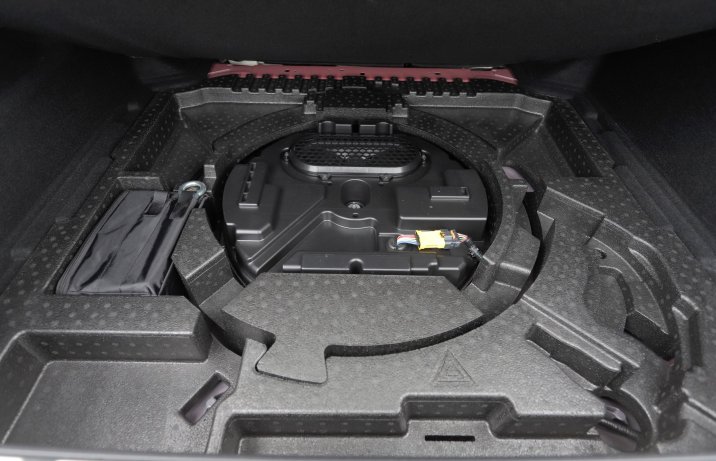 Peugeot 408 - schowek w bagażniku